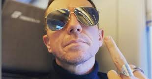 Explore tweets of andrea scanzi @andreascanzi on twitter. Adrian Libero Dopo La De Filippi Celentano Ospita Andrea Scanzi Come Passare Dal Real Madrid Al Cervia Il Giornalista Replica Non Rosicate Troppo Accettate La Vostra Natura Anonima Di Amebe Impalpabili