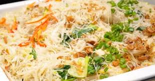 Bihun goreng sangat cocok dihidangkan bersama keluarga, ataupun sedang berkumpul dengan teman dekat. Bihun Goreng Singapura Kuali Sudip