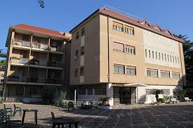 Provvisto di sentieri permette lunghe e piacevoli passeggiate lungo un percorso. Casa Di Riposo San Giuseppe Roma Peranziani