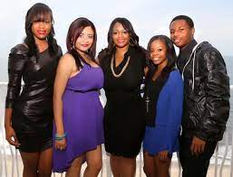 Beauty points sammeln & mit der douglas beauty card von exklusiven vorteilen profitieren. Gabby Douglas And Mom Natalie Hawkins Sisters Arielle Joy And Brother Jonathan Celebrity Families Gabby Douglas Family Women