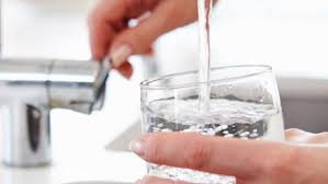 Wenn die flasche geöffnet wird, verringert sich der druck und co2 kann als gas entweichen. Eu Umweltminister Wollen Plastikflaschen Vermeiden Wie Man Kranwasser Attraktiver Machen Kann Startseite Naturlich Swr De