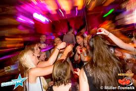 Rave is the purest form of social media. Hamburg Auf St Pauli Brennt Noch Licht