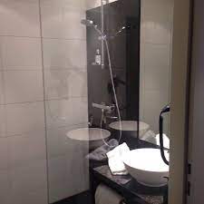Das erst 2011 eröffnete hotel ist mit drei sternen ausgezeichnet und gehört zu der. Badezimmer Aufnahme Von Motel One Wien Hauptbahnhof Tripadvisor