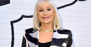 Скачай raffaella carra a far l'amore comincia tu (raffaella carra 2006) и raffaella carra tanti auguri (raffaella carra 2006). M82uyq0sbexd8m