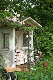 12 Ideen Fur Sitzplatze Im Garten Die Richtige Nische Finden Eine Bank Braucht Nicht Viel Platz Und Mit Ruckwand Und Da Garten Gartenecke Sitzplatz Im Garten
