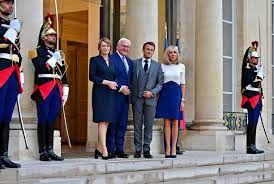布丽吉特陪老公欢迎德国总统夫妇！蓝白裙真美，踩着10公分恨天高_夫人_风格_造型