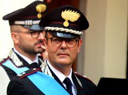 Il distintivo di grado del maggiore dell'esercito italiano e l'arma dei carabinieri è costituito da una corona turrita e da una stelletta di colore argento. Carabinieri Assegnate Le Medaglie Mauriziane Riconoscimento Al Maggiore Enzo Marinelli Picchio News Il Giornale Tra La Gente Per La Gente