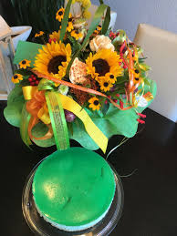 Doppelte Waldmeister Philadelphia Torte Mit Pfirsich Zu Meinem Geburtstag Auch Moglich Mit Hugo In 2021 Table Decorations Torte Decor