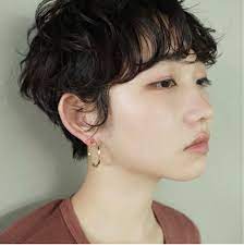 結婚式にぴったり ショートヘアにおすすめのアレンジはコレ hair 黒髪パーマ パーマ 黒髪 ショート パーマ