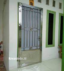 Karet dilekatkan pada alat khusus yang dipasang di kusen, baik pintu maupun jendela. Perbedaan Pintu Kasa Nyamuk Besi Stainless Dan Expanda Aluminium