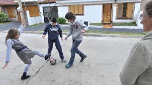 Niño jugando futbol niños futbol niños jugando moralidad cuentos de hadas historias para niños. Los Ninos Juegan Cada Vez Menos En La Calle Ciudadanos La Voz Del Interior