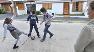 Vacaciones de verano y juego deportivo. Los Ninos Juegan Cada Vez Menos En La Calle Ciudadanos La Voz Del Interior