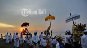 Galungan juga sama artinya dengan dungulan, yang juga berarti menang. 9 Ucapan Selamat Hari Raya Galungan Dan Kuningan Dalam Bahasa Bali Tribun Travel