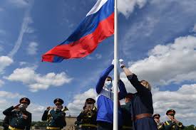 Бесплатные hd обои россия флаг фото и картинки на ваш рабочий стол скачать. Flag Rossii Torzhestvenno Podnyali Nad Ivangorodskoj Krepostyu V Lenoblasti Ia Regnum