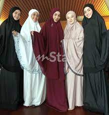 Pada 15 jun lalu, siti khadijah apparel sdn bhd memfailkan saman terhadap ariani textiles & manufacturing (m) sdn bhd berhubung isu hak cipta membabitkan reka bentuk telekung melalui tetuan adnan sharida & associates. Anak Cari Telekung Siti Khadijah Untuk Jenazah Ibu Ad Din Mstar