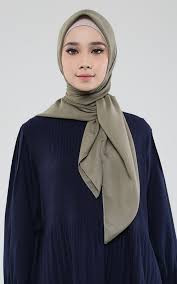 Teori warna atau color theory adalah pedoman yang digunakan desainer dalam memilih warna. Hijab Yang Cocok Untuk Baju Warna Kuning
