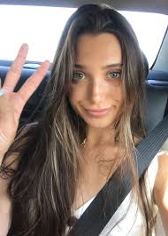 Emma Chamberlain Black And Blond Hair Hannah Meloche Dark Hair Hair Styles Hair