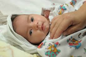 Ketika kepala bayi mengalami panas, segeralah periksa suhu tubuhnya menggunakan termometer. Ciri Ciri Demam Pada Bayi Yang Masih Aman Dan Cara Mengatasinya Yang Tepat Bukareview