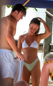 Sie bläst jedes jahr am 23. Harry Maguire And Girlfriend Fern Hawkins Enjoy Barbados Holiday As Manchester United Plot Last Ditch Bid Mirror Online