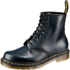 Feuchtigkeit im handschuh lässt die horn schicht aufquellen und die hautbarriere wird durchlässiger für das eindringen schädigender substanzen. Dr Martens Schuhe Gunstig Online Kaufen Mirapodo