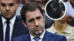 Ainsi cityzee semble avoir fait affaire avec la mairie de forcalquier, tenue par castaner avant son atterrissage place beauvau. Christophe Castaner Filme Et Photographie Dans Une Folle Soiree En Train D Embrasser Une Inconnue