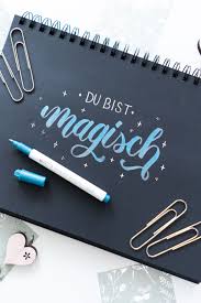 Die grundlagen im handlettering sind hier das hauptthema. Du Bist Magisch Ein Handlettering Mit Einem Schonen Metallic Brush Marker Auf Schwarzem Papier Der Eff Typografie Und Handlettering Handschrift Handlettering