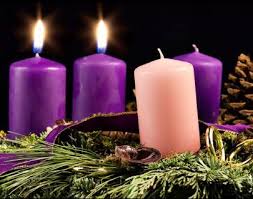 Na adventním věnci je čas zapálit první ze čtyř svíček. Druha Adventni Nedele