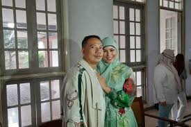 Perlu diperhatikan dalam memilih latar belakang, sebisa mungkin pilih latar belakang yang arah cahaya hampir sama dengan objek utama, jangan sampai terbalik atau. Foto Pre Wedding Bertema Siluman Ular Putih Kalina Ocktaranny Agak Aneh Sih