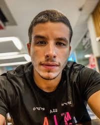 O perfil falso marca encontros com mulheres. Ator Ricky Tavares Denuncia Golpista Que Se Passa Por Ele No Tinder