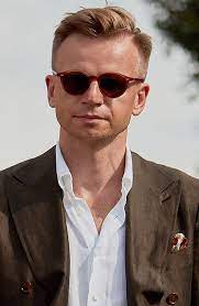 Not only can male pattern balding destroy a man's confidence, but it also limits … 15 Best Hairstyles And Haircuts For Balding Men Thetrendspotter