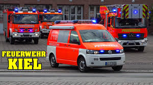 In 74 fällen kam dabei ein notarzt zum einsatz. Bf Kiel Drei Feuerwachen Im Einsatz Alarmfahrten Zu Feuerwehreinsatz In Kiel Hw Ow Nw Youtube
