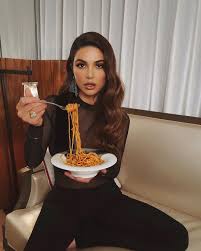Low Carb Diaten Liegen Im Trend Doch Was Passiert Mit Dem Korper Wenn Du Aufhorst Kohlenhydrate Zu Essen Elle Verrat Alle A Low Carb Diat Instagram Trends