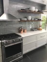 Esta plataforma de microondas es una forma genial para mantener un aparato de mano. 10 Ideas Para Cocinas Chicas Super Rendidoras Y Con Estilo Para Ti