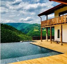 Piscina exterioara cu apa incalzita pensiunea dispune si de o sauna cu o capacitate de 6 locuri. 20 Locuri De Cazare La Munte Cu Piscina Unde Vei Vrea Sa Ajungi Ingridzenmoments