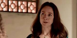 Renascer: Grávida, Sandra prefere esconder a novidade de João Pedro