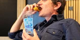 Vidéo. Il mange une madeleine, il est testé positif à l’alcool… les  policiers aussi