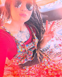 Today is the day of my baby shower for my rainbow baby boy. Tried the  Dunkin arctic cherry sparkling refresher with my favorite strawberry donut  and it was pretty good! Not 100%