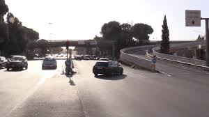 Nuovo capitolo della vicenda di corso francia a roma, dove la notte tra il 21 e il 22 dicembre le 16enni gaia von freymann e il 20enne ha dichiarato di essere partito con il semaforo verde e ha ricostruito la notte dell'incidente. Roma Sul Luogo Dell Incidente Di Gaia E Camilla Un Compagno Di Scuola Siamo Sconvolti Youtube