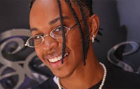 Jean Paulo Campos exibe visual estiloso em nova loja Sodiê