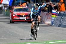 Le début de course n'était pas facile, mais le moment le plus difficile de la journée fut le final avec les routes gravillonées. Remco Evenepoel Wikipedia