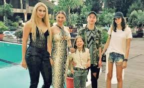 Fotbalistul laurentiu reghecampf are azi o familie mare si fericita. Ce Vrea Fiul Cel Mare Al Lui Reghecampf De Majorat Stirescu Ro