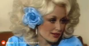 In a 1977 interview with Barbara Walters, Dolly Parton proudly called  herself a “hillbilly,” sharing how her Tennessee Appalachian roots shaped  her and fueled her lifelong dream to be a star. :