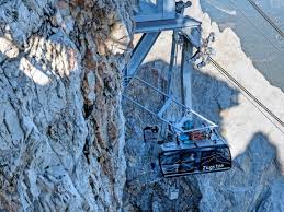 Funivia lagazuoi) ist eine luftseilbahn vom passo di falzarego bei cortina d`ampezzo auf den kleinen lagazuoi. Kaputte Kabine Von Zugspitzbahn Geborgen