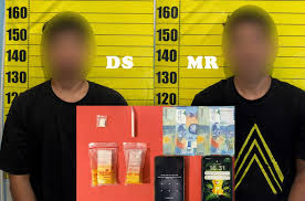 Digerebek Usai Laporan Warga, Dua Terduga Pengedar Sabu di Sekayam Dibekuk  Polisi | Suara Sekadau