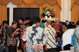Bolehkah bangsa Indonesia mengklaim kebudayaan bangsa lain sebagai bagian dari kebudayaan nasional karena budaya tersebut memang telah disenangi dan dipraktikkan oleh bangsa Indonesia? Misalnya budaya makan makan sambil berdiri (standing party)