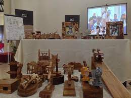 Pertama, sistem ekonomi indonesia memiliki acuan yang jelas yaitu uud 1945, yaitu sistem ekonomi pancasila, yang di dalamnya terkandung demokrasi ekonomi. 9 Kota Ini Jadi Pusat Pengembangan Industri Kreatif Ri Bisnis Liputan6 Com