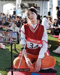 ACHEI MEU ESPORTE 😅🧘🏻 • Na Coreia do Sul, não fazer nada passou a ser reconhecido como uma forma curiosa de esporte. O país, conhecido por sua cultura de alta produtividade e