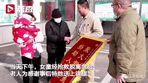 在沈月明还没有开口之前，他便是有了这样一个猜想。 '那施一旦定然是不服我把他儿子给打成这样!' '外加上沈月明非但没有了沈家这棵大树，还跟沈家作对!' '施家倒戈好像也变得理所当然了!' 沈月明满脸寒霜地说道， æ'æ³é¯å ä¸ªçº¢ç¯ æ²ææ