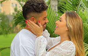 At the time, the digital influencer had just performed liposuction and was the target of criticism. Ze Felipe E Virginia Tudo O Que Ja Rolou Nesse Namoro Expresso Ofuxico