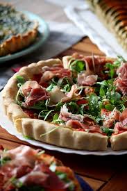 Pizza Sauce Tomate Tranches De Mozzarella Roquette Et Lamelles De Jambon Recette Pizza Recette Recette Pizza Maison